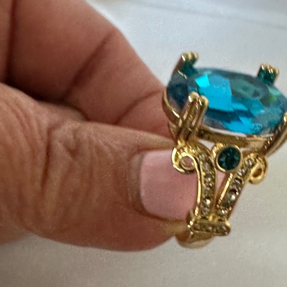 Golden Ring Inlaid Large Zirconia. - Picture 3 of 12